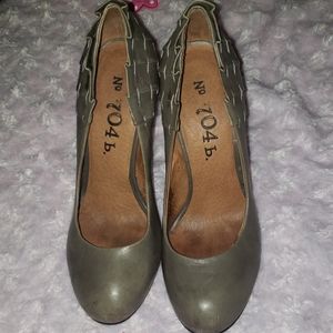 N⁰ 704b. Round Leather Heels